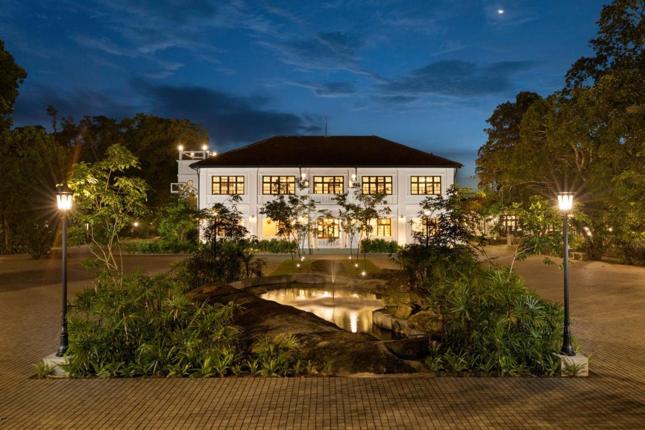 Hotel The Grand Walawwa à Pinnawala  Extérieur photo