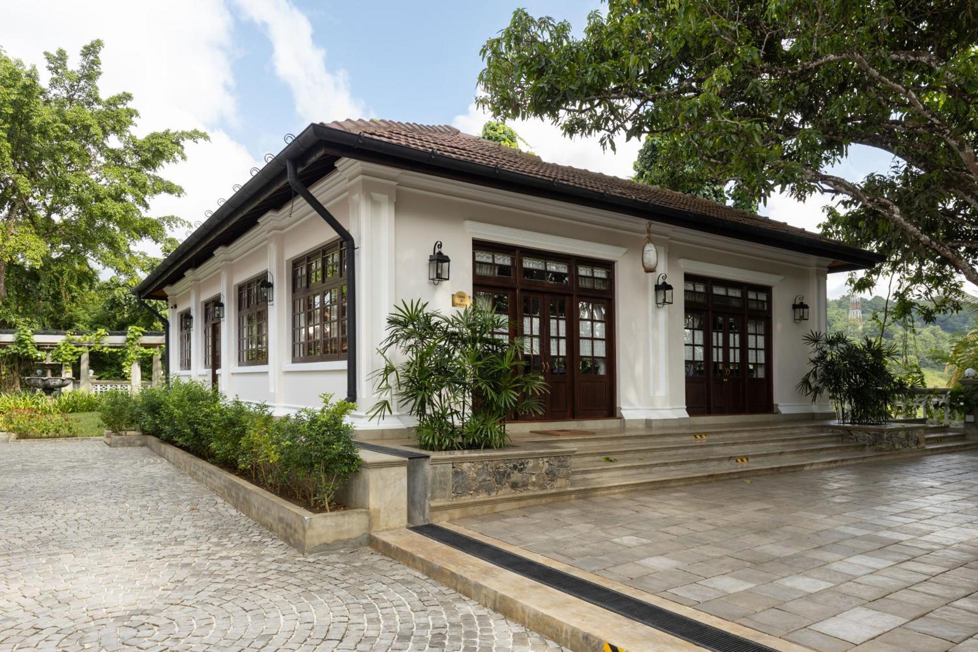 Hotel The Grand Walawwa à Pinnawala  Extérieur photo